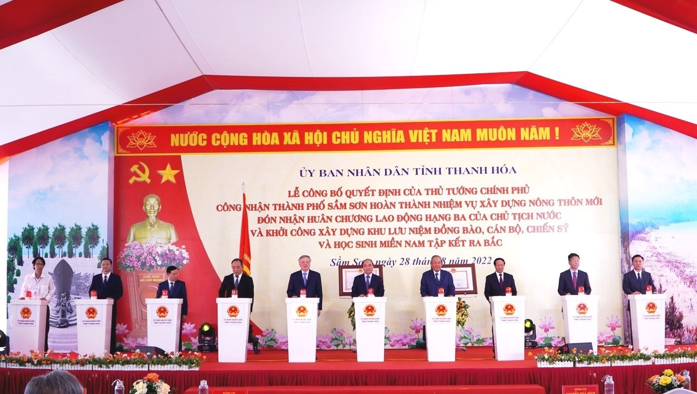 Chủ tịch nước Nguyễn Xuân Phúc cùng lãnh đạo Trung ương và tỉnh Thanh Hóa ấn nút khởi công Dự án Khu lưu niệm đồng bào, cán bộ, chiến sĩ và học sinh miền Nam tập kết ra Bắc (tại Thanh Hóa). Ảnh: Q.D