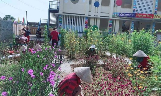 Công đoàn cơ sở Trường Mầm non Đông Sơn chăm sóc vườn hoa trong “Ngày Chủ Nhật xanh“.