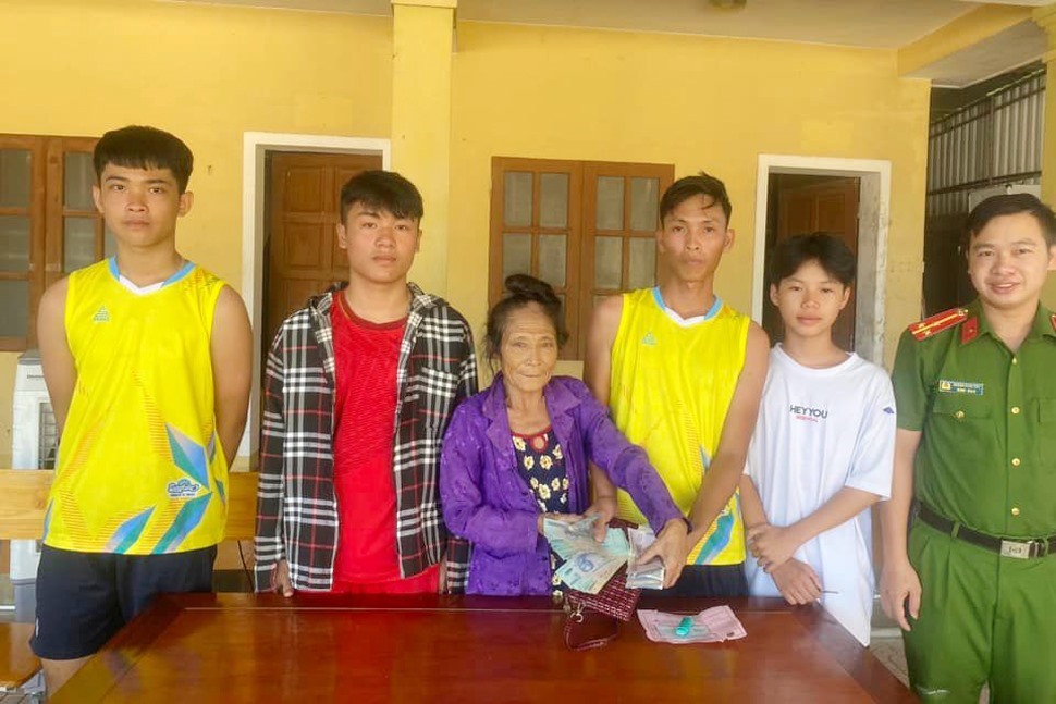 Nhóm nam sinh trả lại gần 20 triệu đồng cho người đánh rơi. Ảnh: CA.