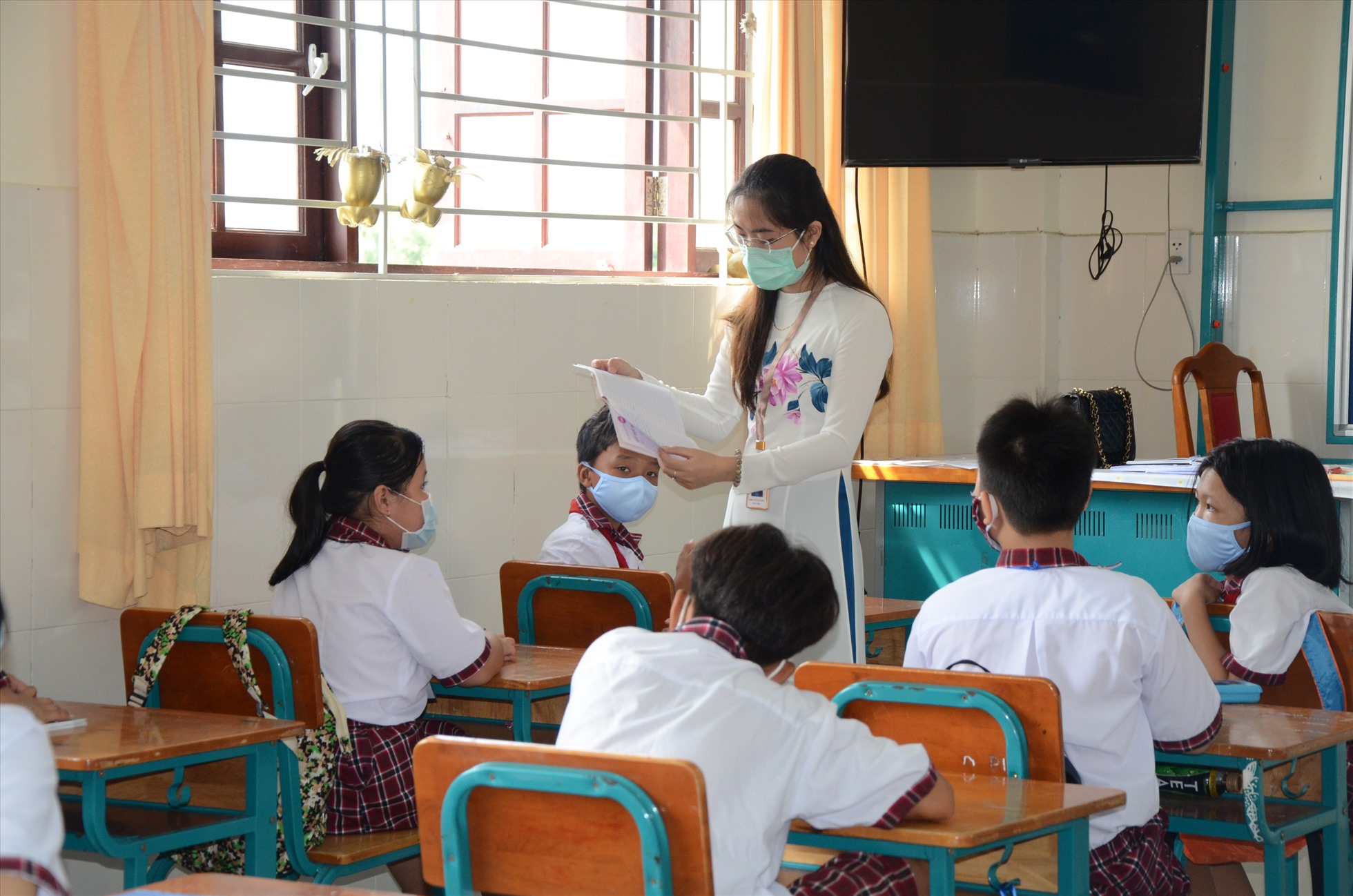 TPHCM đang gặp khó khăn trong công tác tuyển dụng giáo viên dạy Tiếng Anh bởi mức lương giáo viên thấp, số tiết dạy học nghĩa vụ cao. Ảnh minh hoạ: Huyên Nguyễn