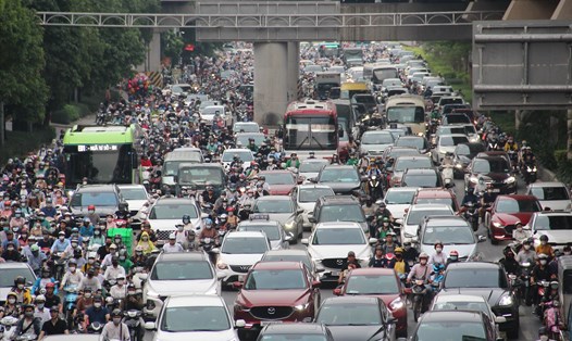 Các phương tiện vẫn mạnh ai nấy đi, không chấp hành phân làn trên đường Nguyễn Trãi (Hà Nội) khiến đoạn đường này vẫn là một điểm đen về ùn tắc giao thông. Ảnh: PHẠM ĐÔNG