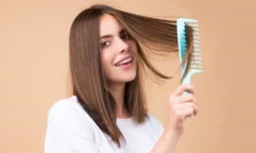 Hãy tham khảo 5 mẹo chăm sóc tóc sau để nói lời tạm biệt với mái tóc xoăn xù. Ảnh: Healthshots