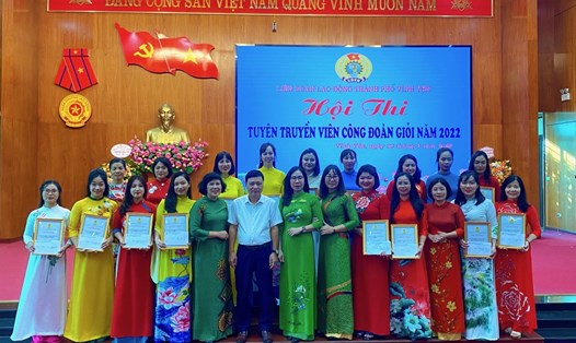Lãnh đạo Liên đoàn Lao động tỉnh và Liên đoàn Lao động thành phố Vĩnh Yên trao giải cho các đơn vị tham gia Hội thi.