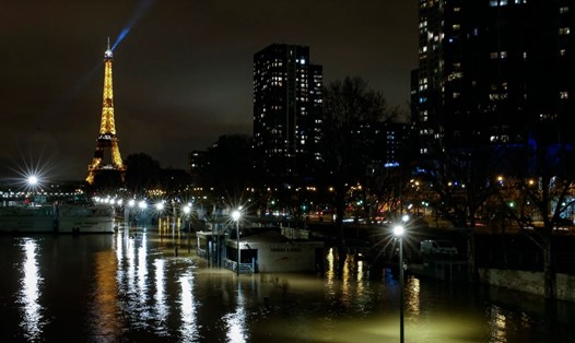 Tại Pháp, khoảng 12.000 khu vực đã tắt hoàn toàn hoặc một phần hệ thống chiếu sáng công cộng vào ban đêm để tiết kiệm điện. Ảnh: AFP