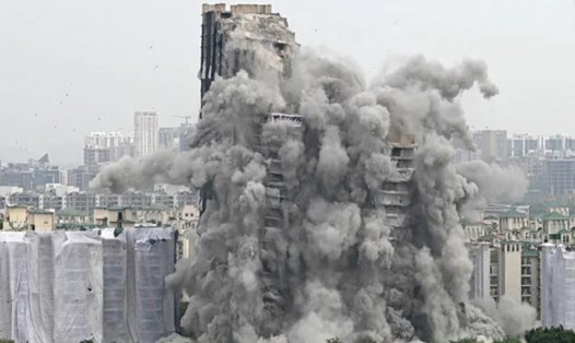 2 tòa tháp cao 100m bị đánh sập trong 9 giây. Ảnh: AFP