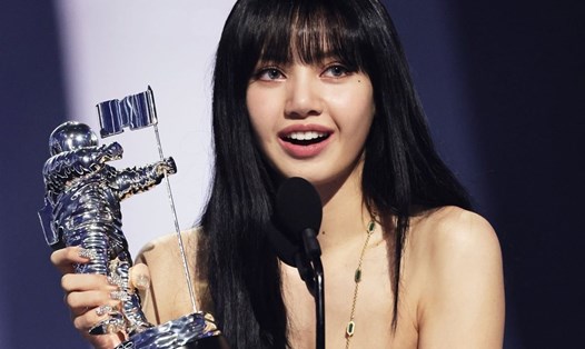 Lisa (Blackpink) nhận giải "Best Kpop" tại MTv 2022. Ảnh: AFP.