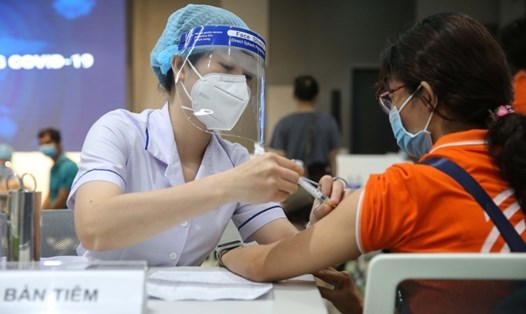 Tiêm vaccine cho học sinh. Ảnh: Hải Nguyễn