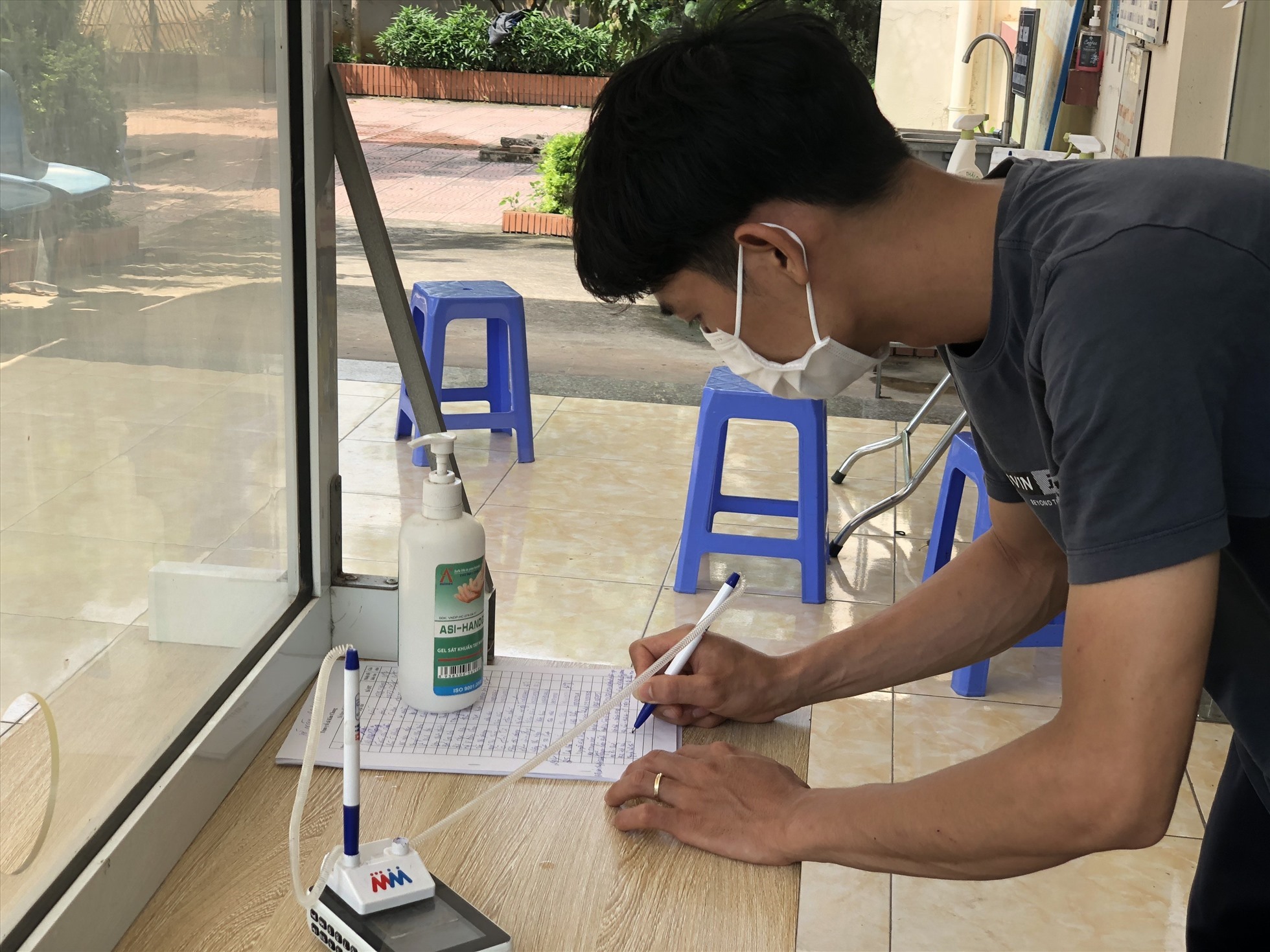 Người lao động tại một doanh nghiệp thuộc KCN Thăng Long (Đông Anh, Hà Nội) đăng ký tiêm vaccine COVID-19 mũi 4. Ảnh: P.H