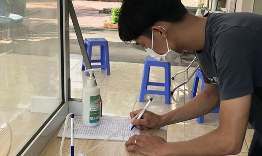 Người lao động tại một doanh nghiệp thuộc KCN Thăng Long (Đông Anh, Hà Nội) đăng ký tiêm vaccine COVID-19 mũi 4. Ảnh: P.H