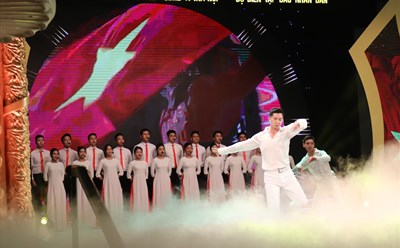 Tiết mục nghệ thuật biểu diễn trong Chương trình "Sao Độc lập - Việt Nam đất nước anh hùng” năm 2022.