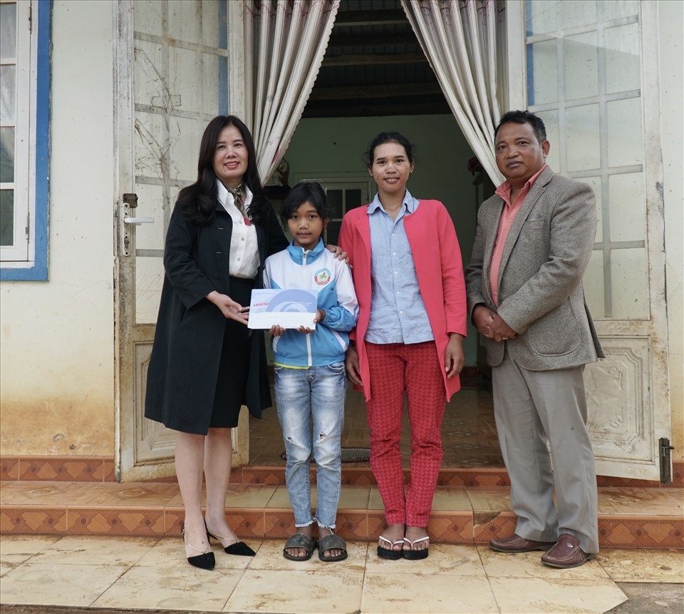 Mi Sa và chị gái nhận số tiền ủng hộ từ Quỹ Tấm lòng Vàng Lao Động.