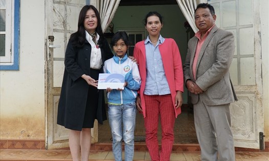Mi Sa và chị gái nhận số tiền ủng hộ từ Quỹ Tấm lòng Vàng Lao Động.