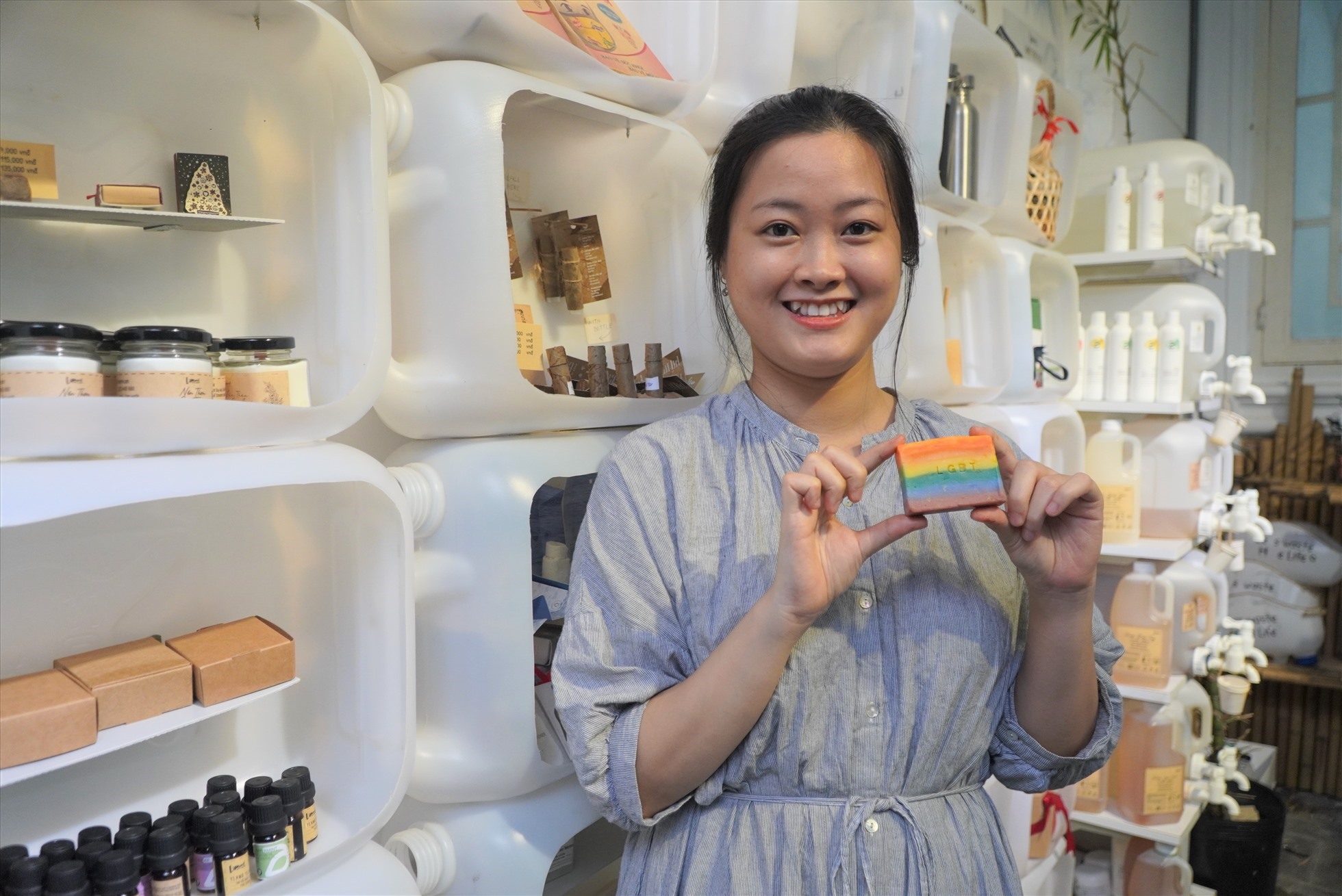 Chị Phạm Thị Kim Hằng đã tạo được nhiều việc làm cho người khiếm thị ở TPHCM.