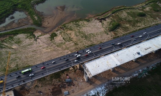 Đến nay, cầu Vĩnh Tuy 2 cơ bản hoàn thành các trụ cầu và dự kiến hoàn thành vào tháng 6.2023.
