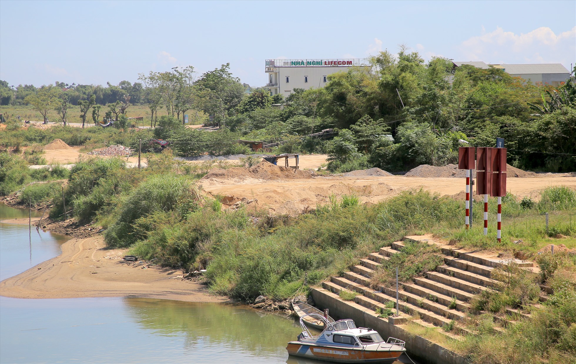 Không còn cảnh tàu, xe nườm nượp tập kết và chở cát sỏi đi tiêu thụ ở gần chân cầu Thành Cổ. Ảnh: Hưng Thơ.