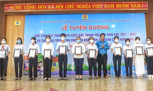 Công đoàn Khu công nghệ cao và các khu công nghiệp Đà Nẵng tuyên dương con người lao động học giỏi. Ảnh: Tường Minh