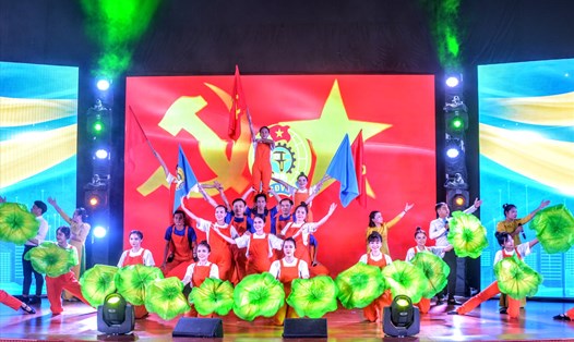 Một tiết mục trong đêm công diễn Liên hoan nghệ thuật quần chúng công nhân viên chức lao động Đà Nẵng. Ảnh: Tường Minh