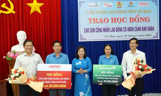Phó Chủ tịch Tổng LĐLĐ Việt Nam Thái Thu Xương tặng hoa cho các nhà tài trợ. Ảnh: Nhật Hồ