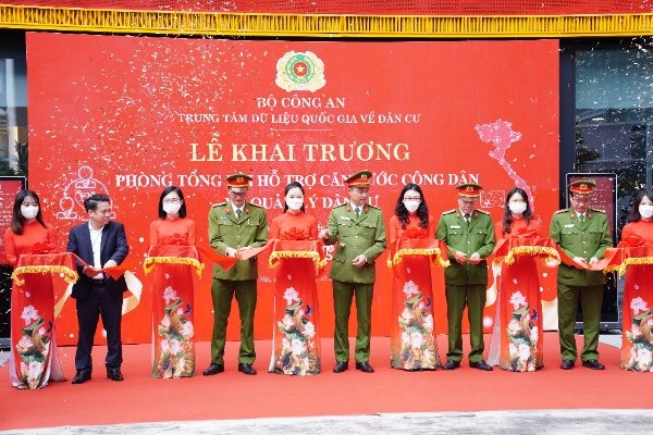 Lễ khai trương Phòng tổng đài hỗ trợ về căn cước công dân của Trung tâm DLQG về dân cư. Ảnh: V.D