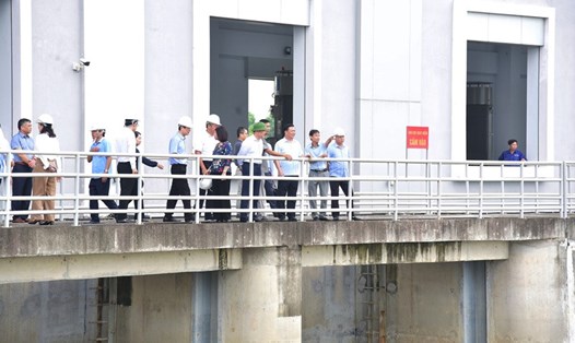 Bí thư Thành ủy Đinh Tiến Dũng và các lãnh đạo thành phố kiểm tra tại Trạm bơm tiêu nước phía Tây Hà Nội. Ảnh: Viết Thành
