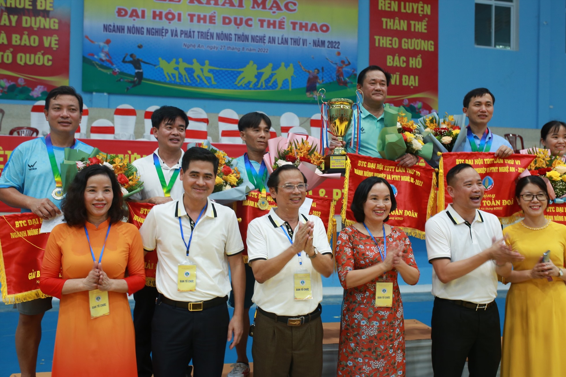 Đại diện Ban tổ chức Đại hội Thể dục Thể thao ngành Nông nghiệp và Phát triển nông thôn Nghệ An trao giải cho các đoàn có thành tích cao. Ảnh: Nguyễn Văn An