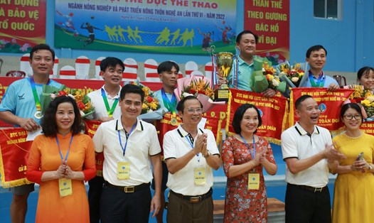 Đại diện Ban tổ chức Đại hội Thể dục Thể thao ngành Nông nghiệp và Phát triển nông thôn Nghệ An trao giải cho các đoàn có thành tích cao. Ảnh: Nguyễn Văn An