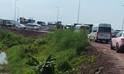 Hàng loạt xe vào cao tốc Vân Đồn - Móng Cái do Quốc lộ 18 đoạn qua huyện Tiên Yên bị tắc do tai nạn giao thông. Ảnh: CTV