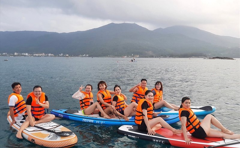 Mỗi ngày, biển Mân Thái, TP.Đà Nẵng đón hơn 100 chèo sup kể cả du khách và người người địa phương. Ảnh: Nguyễn Linh