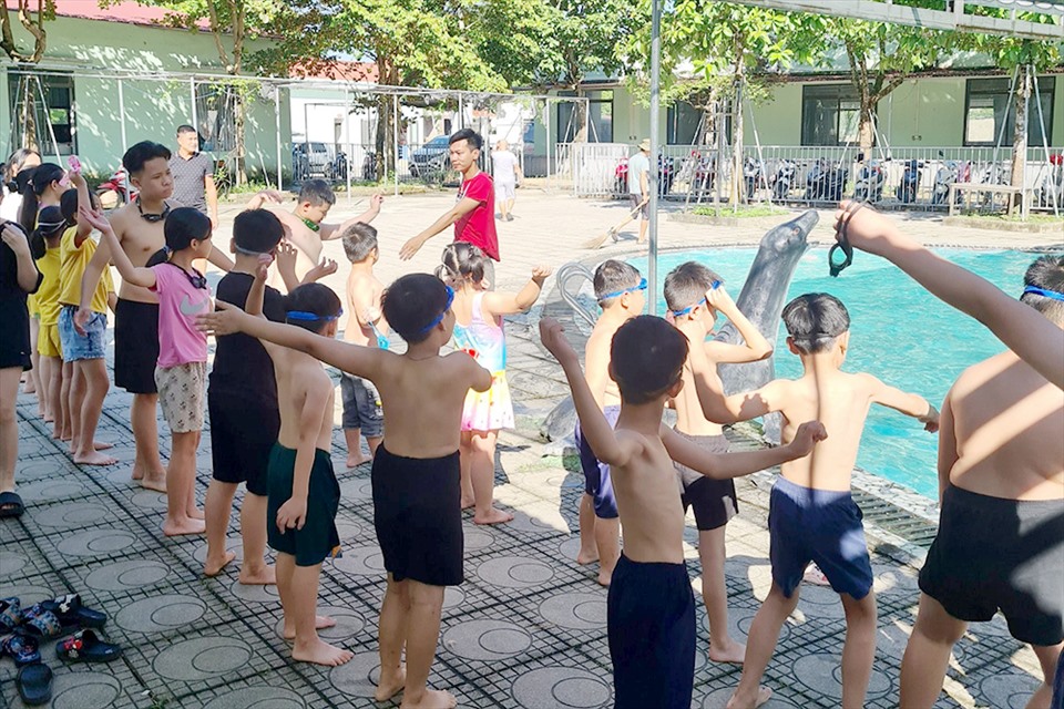 Con của cán bộ, y bác sĩ Trung tâm Y tế huyện Yên Lập được học bơi miễn phí.