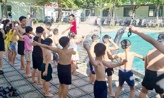 Con của cán bộ, y bác sĩ Trung tâm Y tế huyện Yên Lập được học bơi miễn phí.