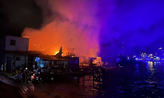 Hiện trường vụ cháy thiêu rụi 11 căn nhà ở Phú Quốc lúc nửa đêm. Ảnh: Quang Thiều