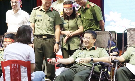 Giám đốc Công an tỉnh Hà Tĩnh Nguyễn Hồng Phong tham gia hiến máu. Ảnh: CA.