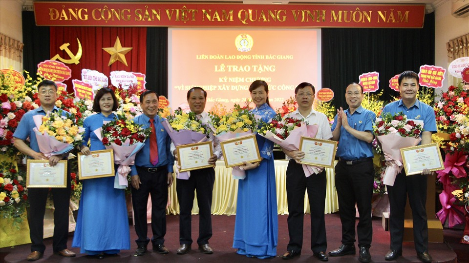 Đại diện lãnh đạo Liên đoàn Lao động tỉnh Bắc Giang trao tặng Kỷ niệm chương “Vì sự nghiệp xây dựng tổ chức Công đoàn” cho các đồng chí cán bộ lãnh đạo, cán bộ Công đoàn Bắc Giang.