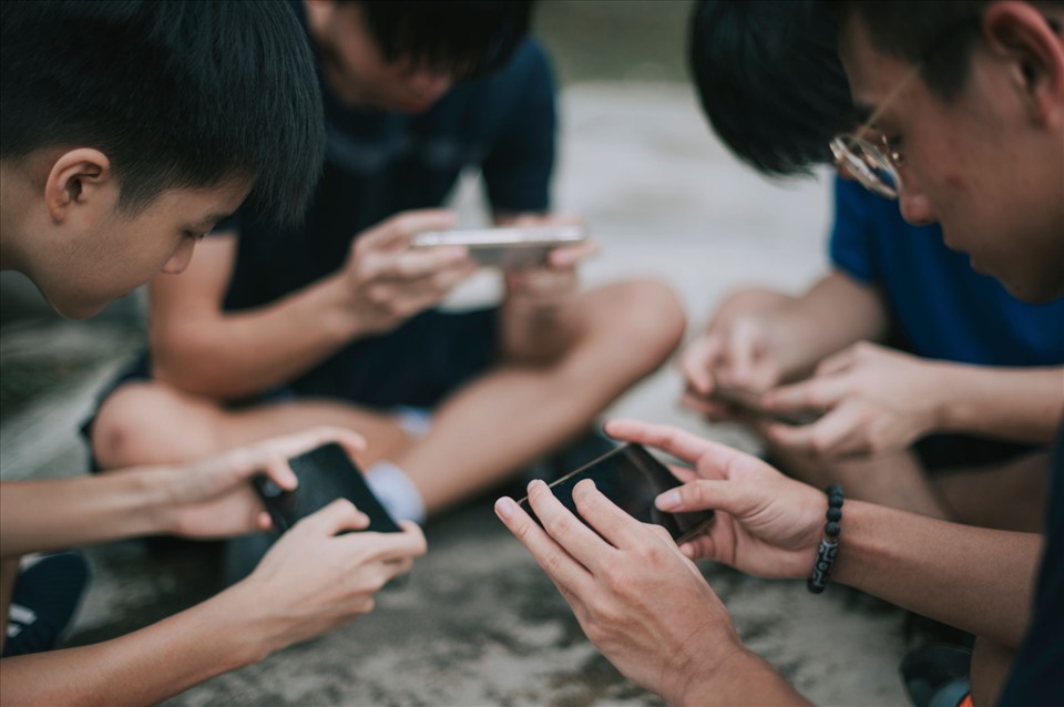 Tác hại khi để trẻ sử dụng điện thoại quá nhiều