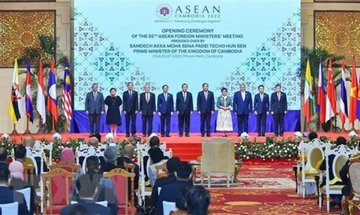 Thủ tướng Campuchia Hun Sen chụp ảnh lưu niệm với Tổng Thư ký ASEAN và các Bộ trưởng Ngoại giao ASEAN. Ảnh: TTXVN