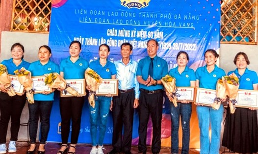 LĐLĐ huyện Hòa Vang (Đà Nẵng) tuyên dương 10 Chủ tịch CĐCS. Ảnh: Tường Minh