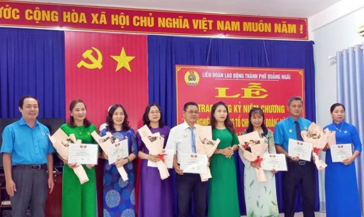 16 cá nhân của Công đoàn thành phố Quảng Ngãi được trao tặng Kỷ niệm chương Công đoàn. Ảnh: Minh Thư