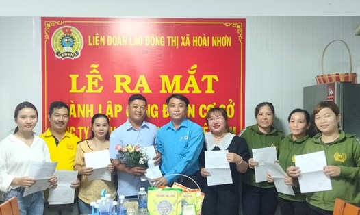 Thêm 8 người lao động ở Bình Định gia nhập tổ chức Công đoàn Việt Nam. Ảnh: Thu Trúc