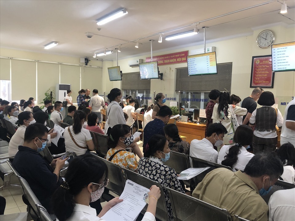 Người dân Hà Nội đi làm hộ chiếu mẫu mới ngày 1.7.2022. Ảnh: Hữu Chánh