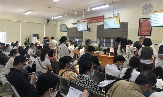 Người dân Hà Nội đi làm hộ chiếu mẫu mới ngày 1.7.2022. Ảnh: Hữu Chánh