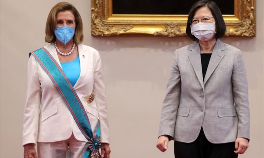Lãnh đạo Đài Loan Thái Anh Văn (phải) trao Huân chương Khanh Vân đặc biệt cho Chủ tịch Hạ viện Mỹ Nancy Pelosi. Ảnh: AFP