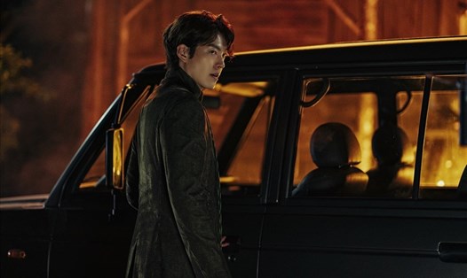 Kim Woo-bin xuất hiện lạnh lùng trong "”Alienoid: Cuộc chiến xuyên không”. Ảnh: NSX