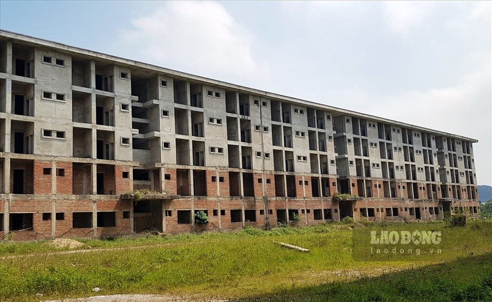 Dự án Khu ký túc xá sinh viên tập trung tỉnh Ninh Bình được triển khai xây dựng từ năm 2009 nhưng đến nay vẫn dang dở, bỏ hoang. Ảnh: NT