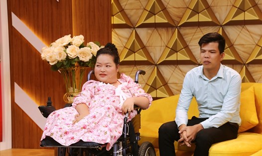 Chàng trai và người vợ khuyết tật trên sóng truyền hình. Ảnh: NSX.
