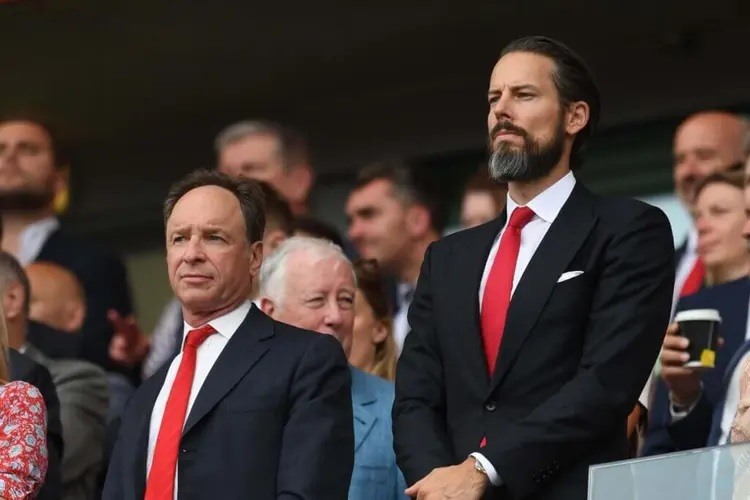 Nhà Kroenke thay đổi và một phiên chợ bạo chi đến lạ lùng của Arsenal