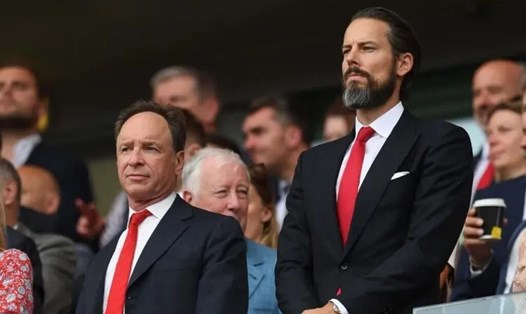Tim Lewis và Josh Kroenke theo dõi một trận giao hữu của Arsenal trên đất Mỹ. Ảnh: AFP