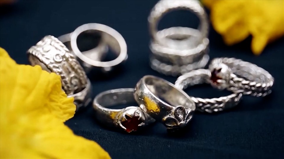 Nhẫn bạc là vật dụng không thể thiếu trong văn hoá và đời sống của người Churu ở Lâm Đồng.