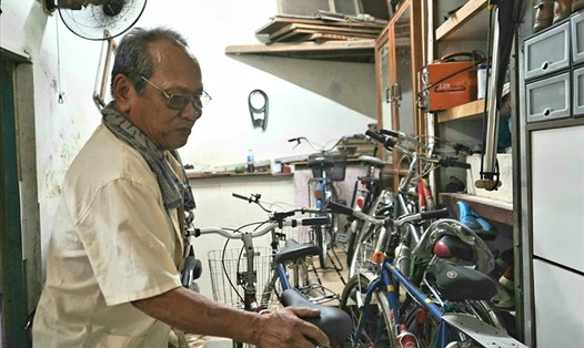 Ông Vũ Thái Hòa thông qua những chiếc xe đạp cũ để gửi gắm tình cảm, sự quan tâm tới các em học sinh nghèo. Ảnh: Tăng Phương