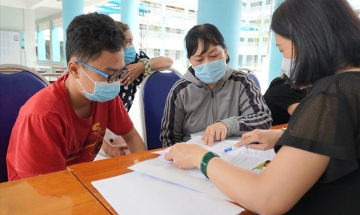 Giáo viên Trường THPT Linh Trung (TPHCM) tư vấn môn học lựa chọn lớp 10 cho học sinh, phụ huynh. Ảnh: Chân Phúc