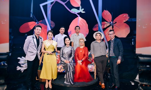 Các nghệ sĩ khách mời tham gia chương trình "Thanh xuân tươi đẹp" tháng 8. Ảnh: VTV